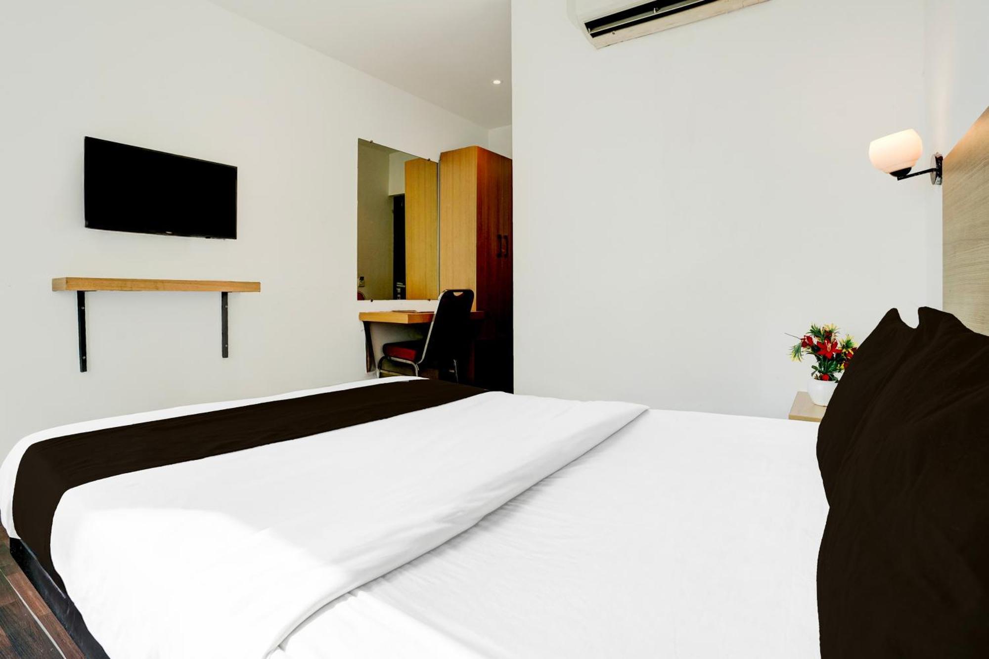 Super Townhouse Pbg Mall Vashi Turambhe ภายนอก รูปภาพ