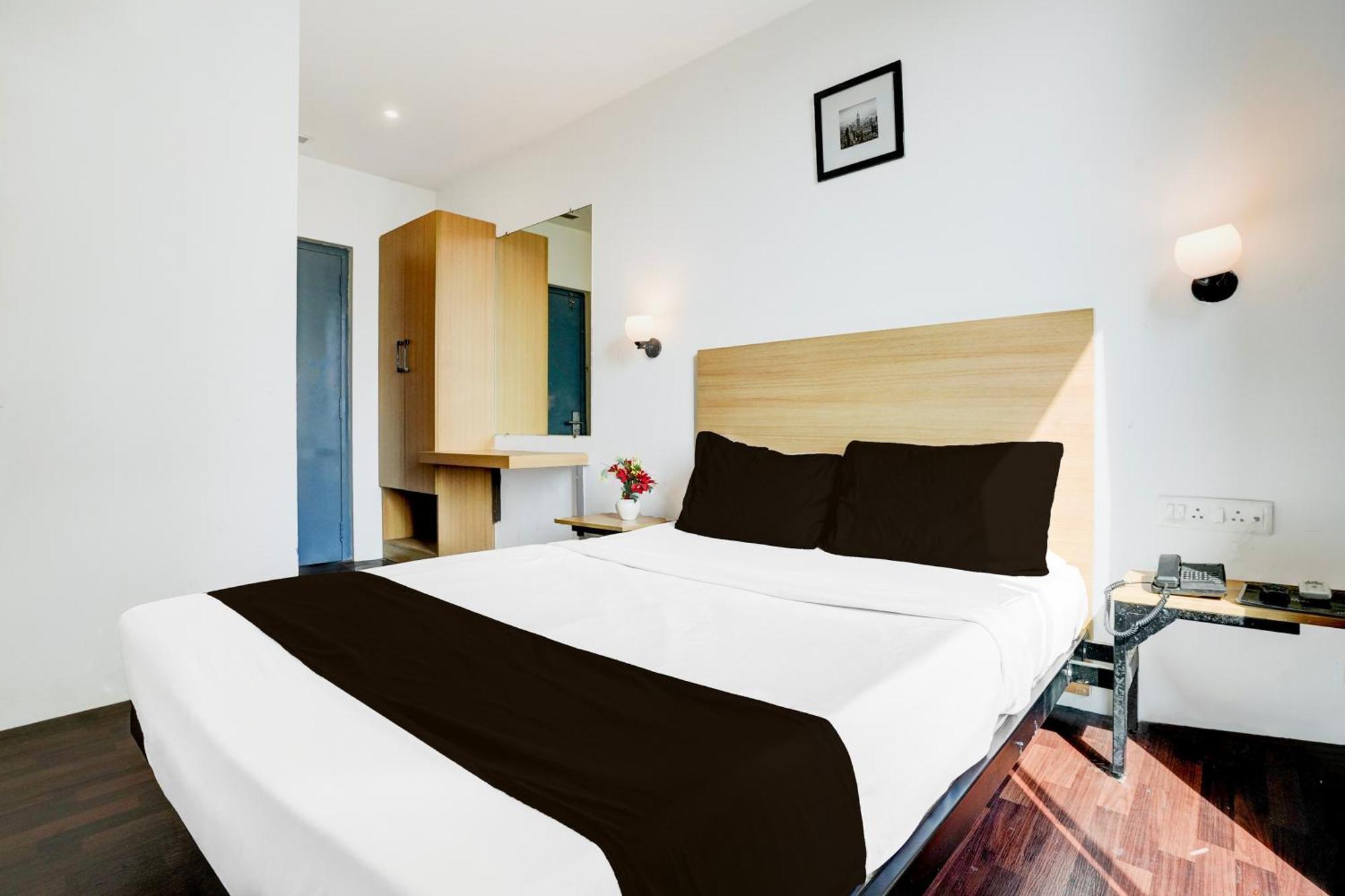Super Townhouse Pbg Mall Vashi Turambhe ภายนอก รูปภาพ