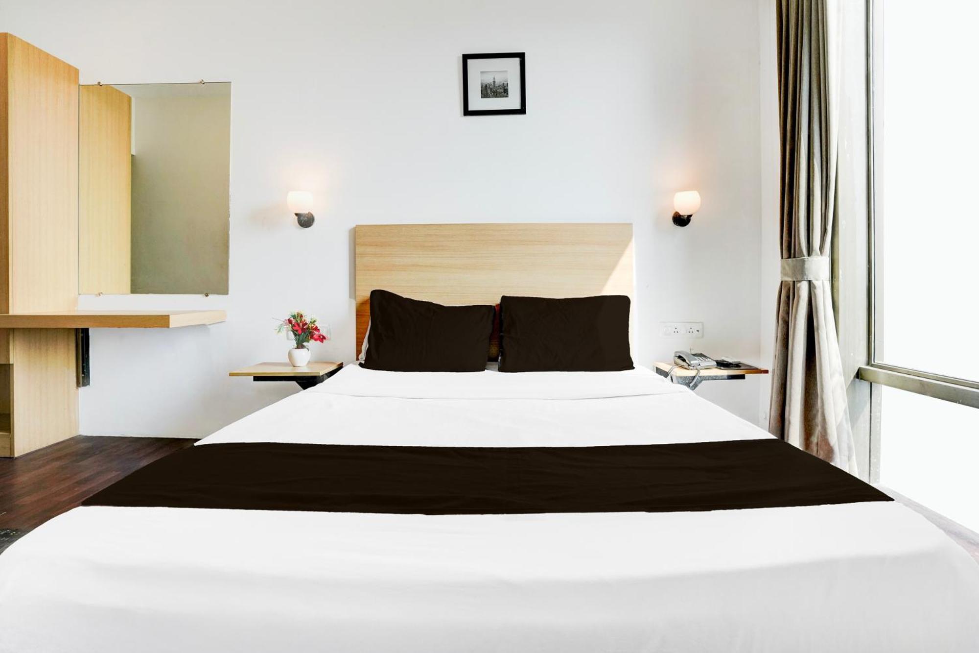 Super Townhouse Pbg Mall Vashi Turambhe ภายนอก รูปภาพ
