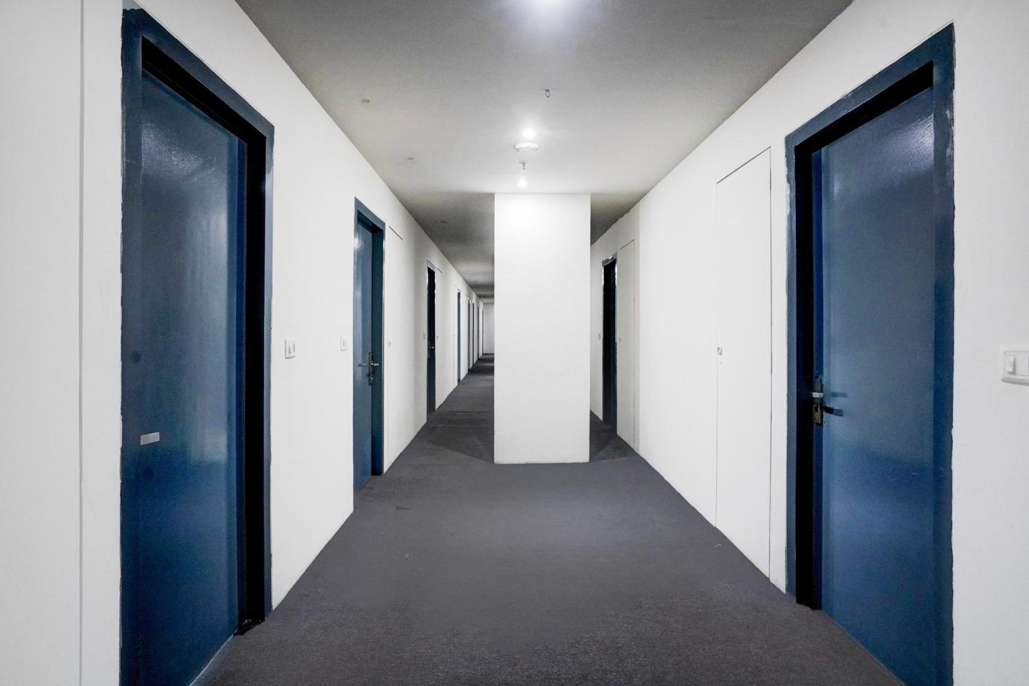 Super Townhouse Pbg Mall Vashi Turambhe ภายนอก รูปภาพ